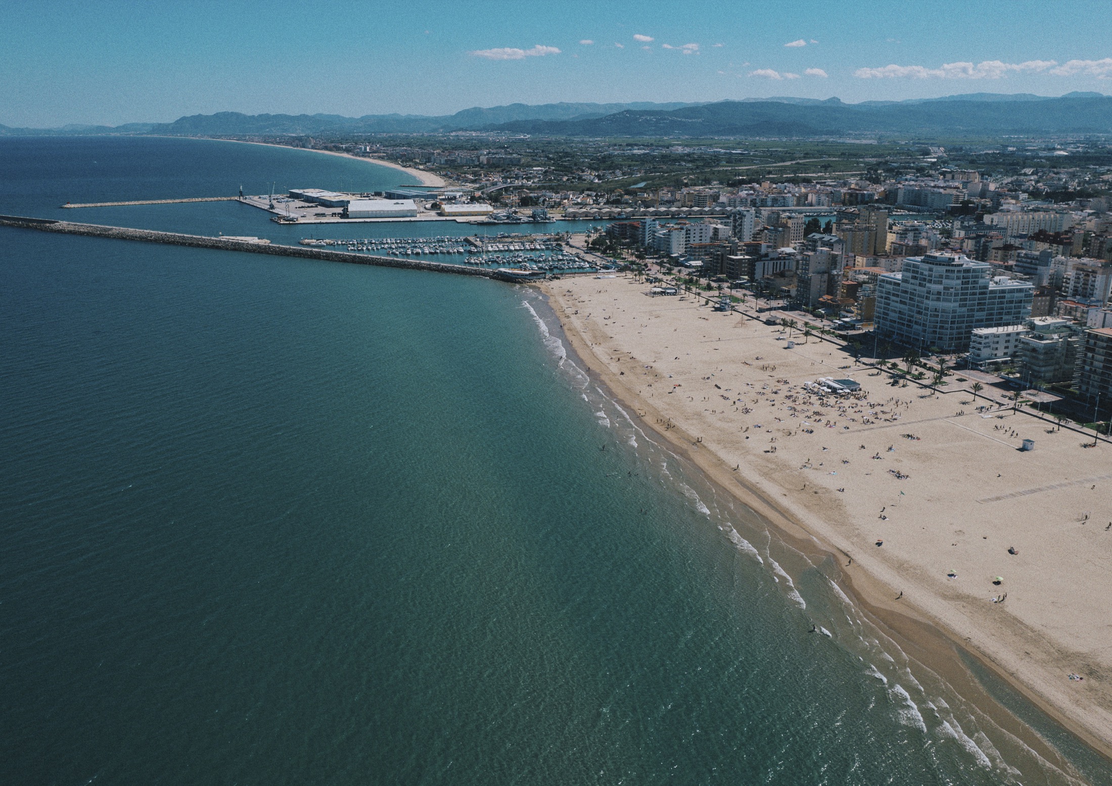 Vista aérea da praia e marina de Gandia